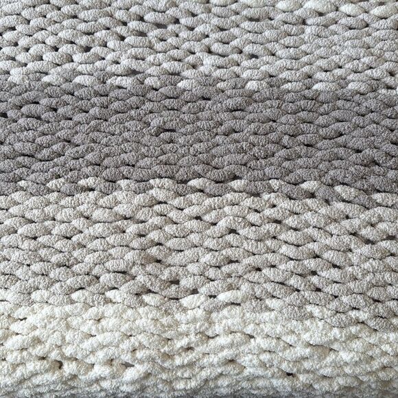 Hiatus | Chunky Knit Blanket Hand Crafted Crochet - Picture 3 of 8